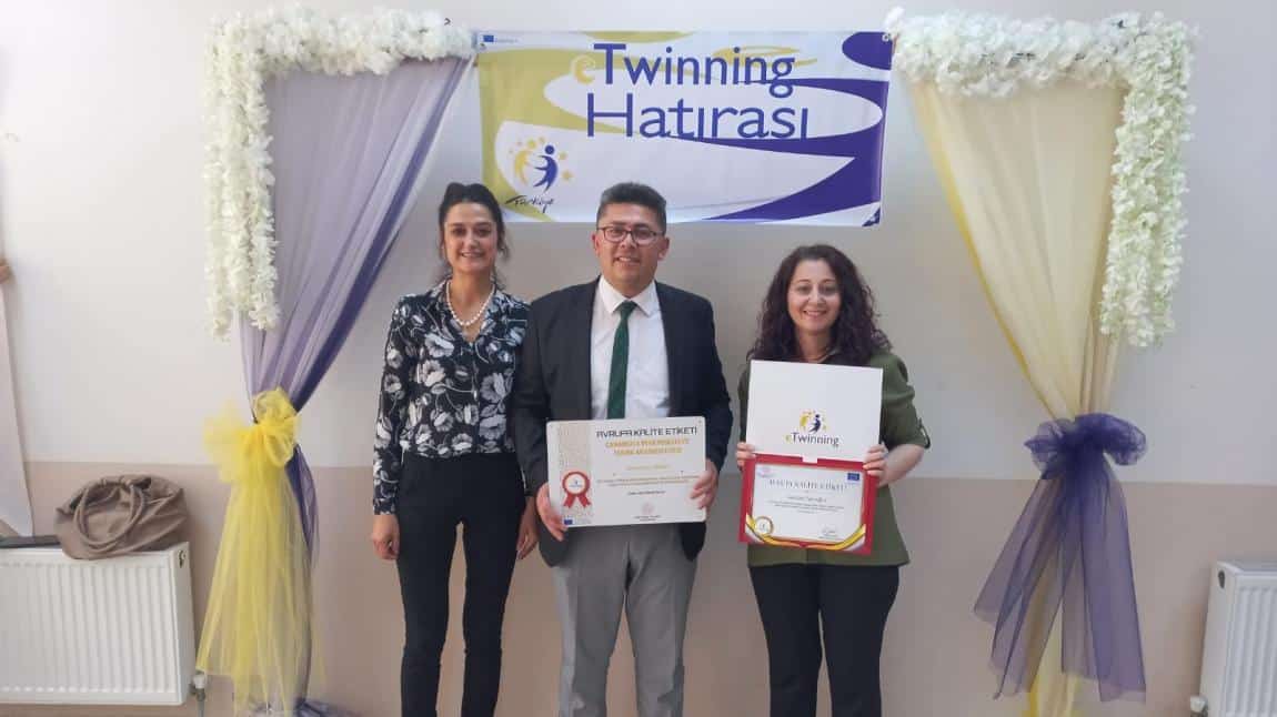 Okulumuz e-Twinning faaliyetleri kapsamında Avrupa çapında, Avrupa Kalite Etiketi ile ödüllendirilmiştir.