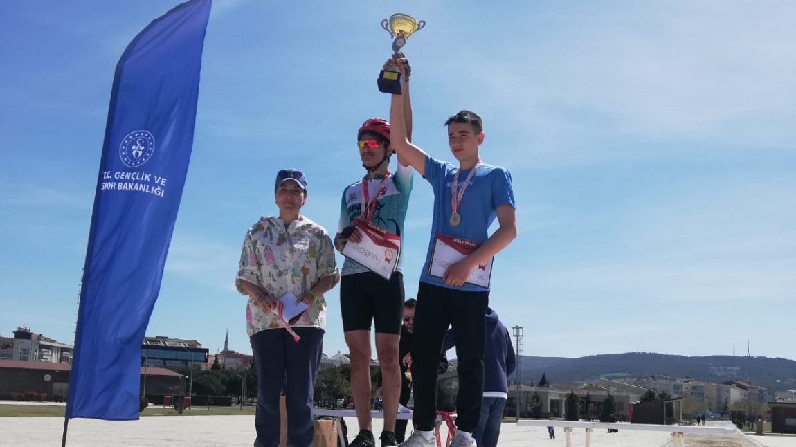 Çanakkale Bisiklet Yarışmasında Öğrencilerimizden Altın Madalya